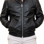 Giacca bomber in pelle nera con chinos beige