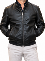Giacca bomber in pelle nera con chinos beige